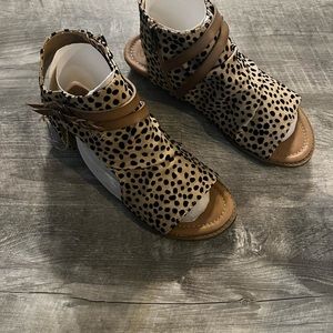 Amazing NWOT sandles